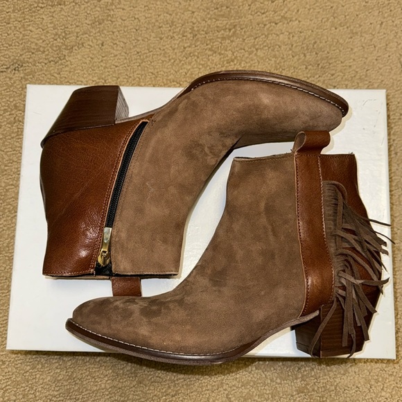Anna Rita N Shoes - NIB Anna Rita N Brown Fringe ankle booties